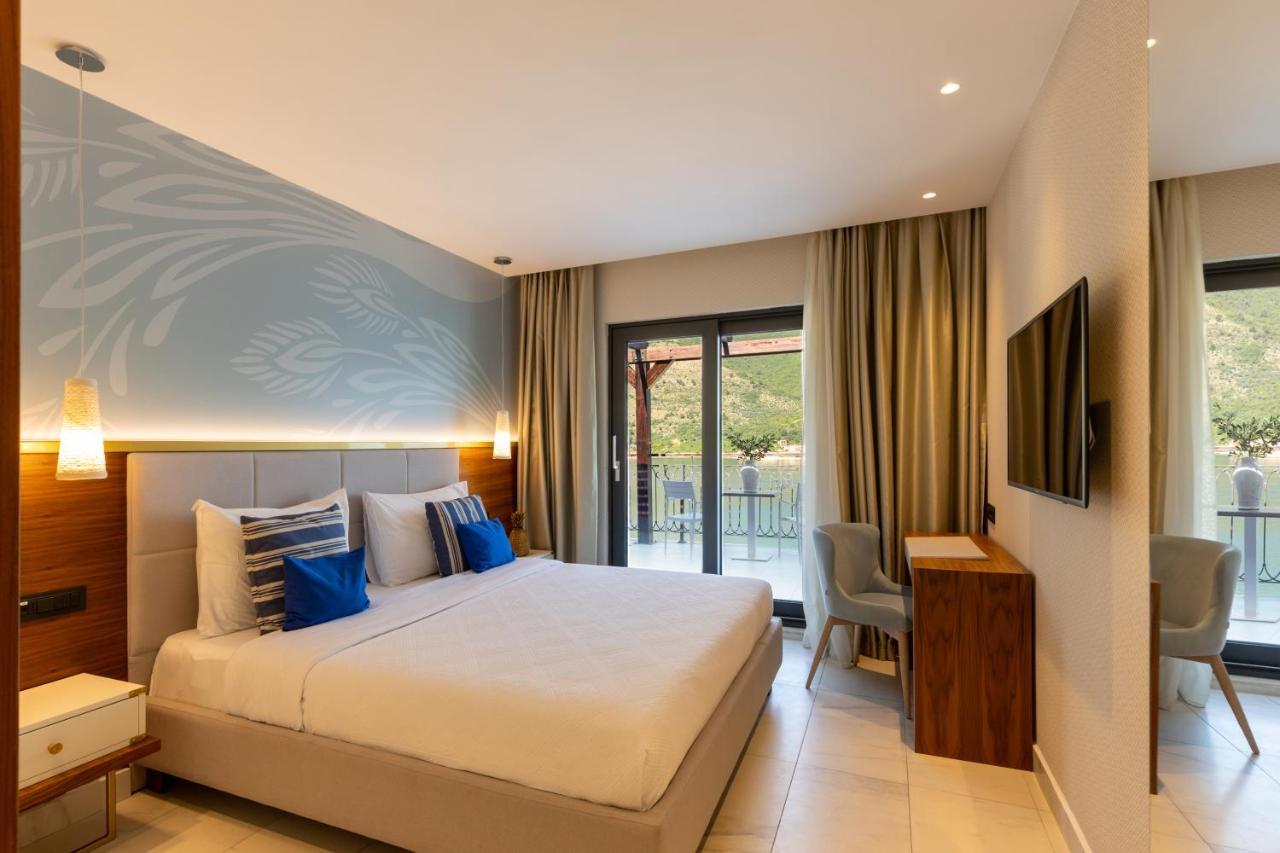 Huma Kotor Bay Hotel And Villas Eksteriør bilde A room at the hotel