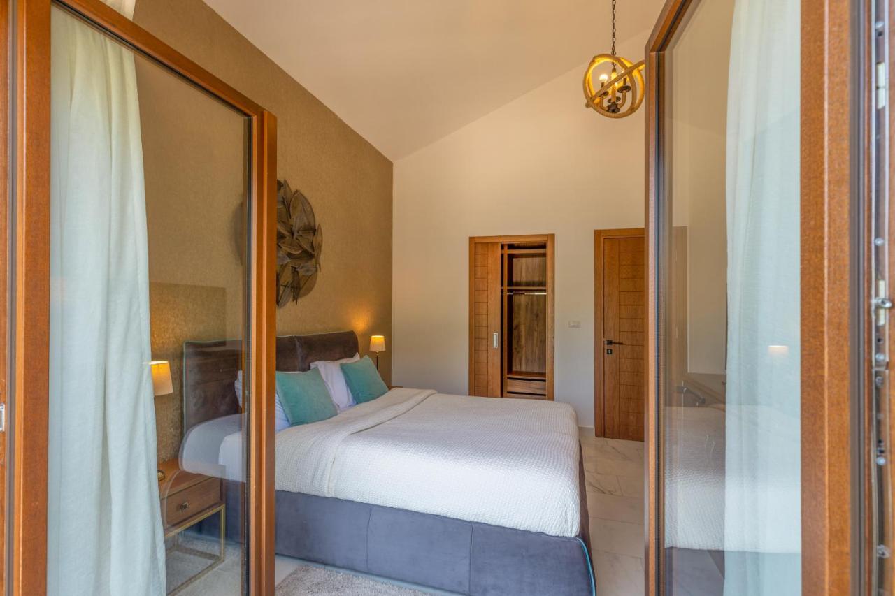 Huma Kotor Bay Hotel And Villas Eksteriør bilde A bedroom at the resort
