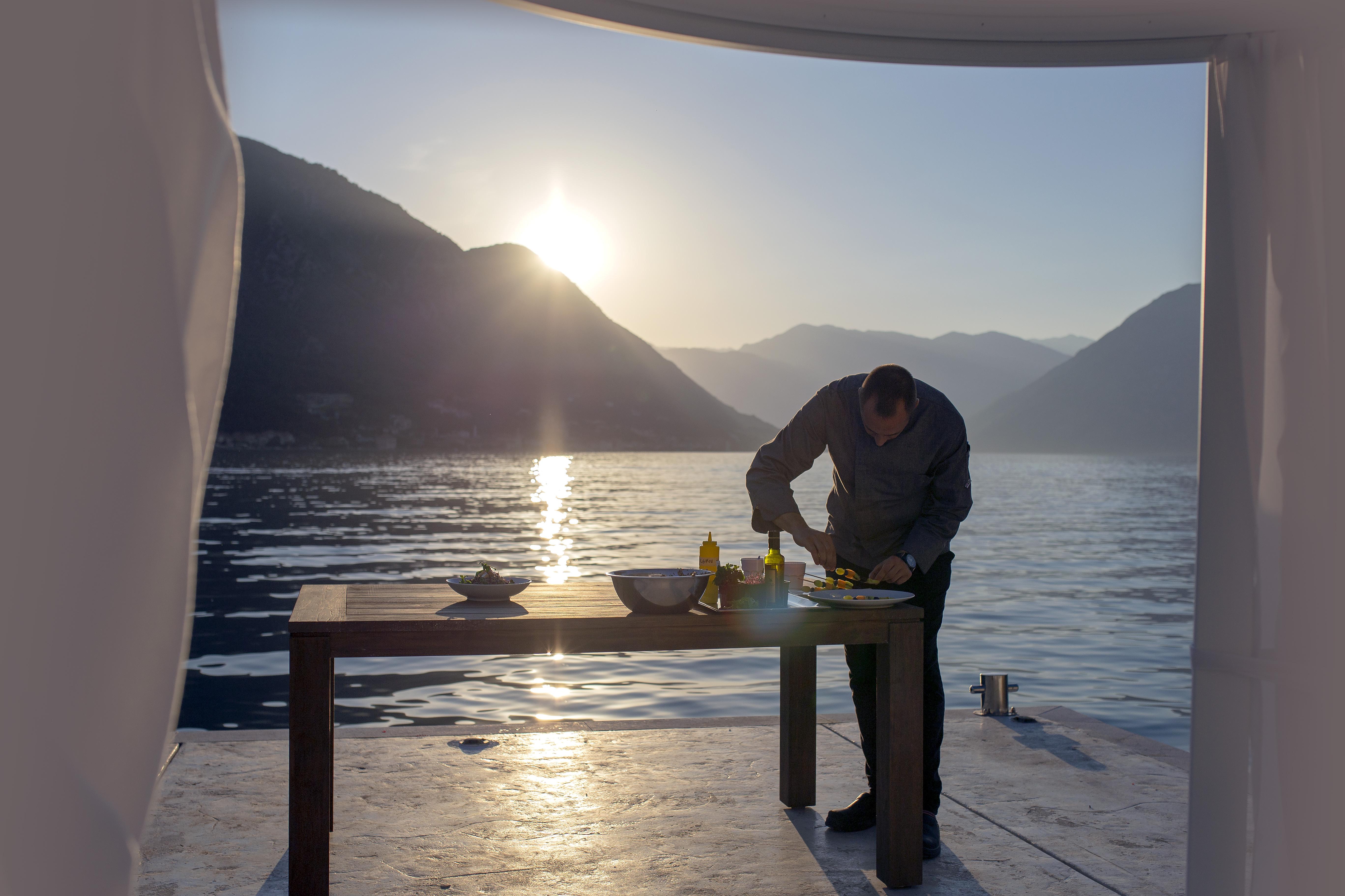 Huma Kotor Bay Hotel And Villas Eksteriør bilde Chef at work at the hotel