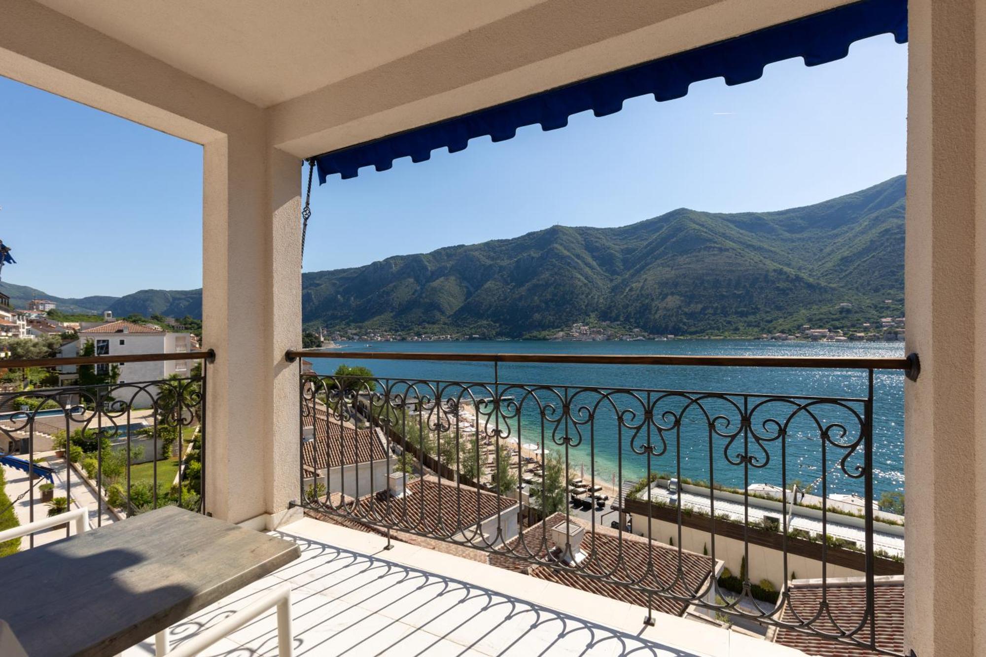 Huma Kotor Bay Hotel And Villas Rom bilde View of the Gulf of Pag from the town of Pag