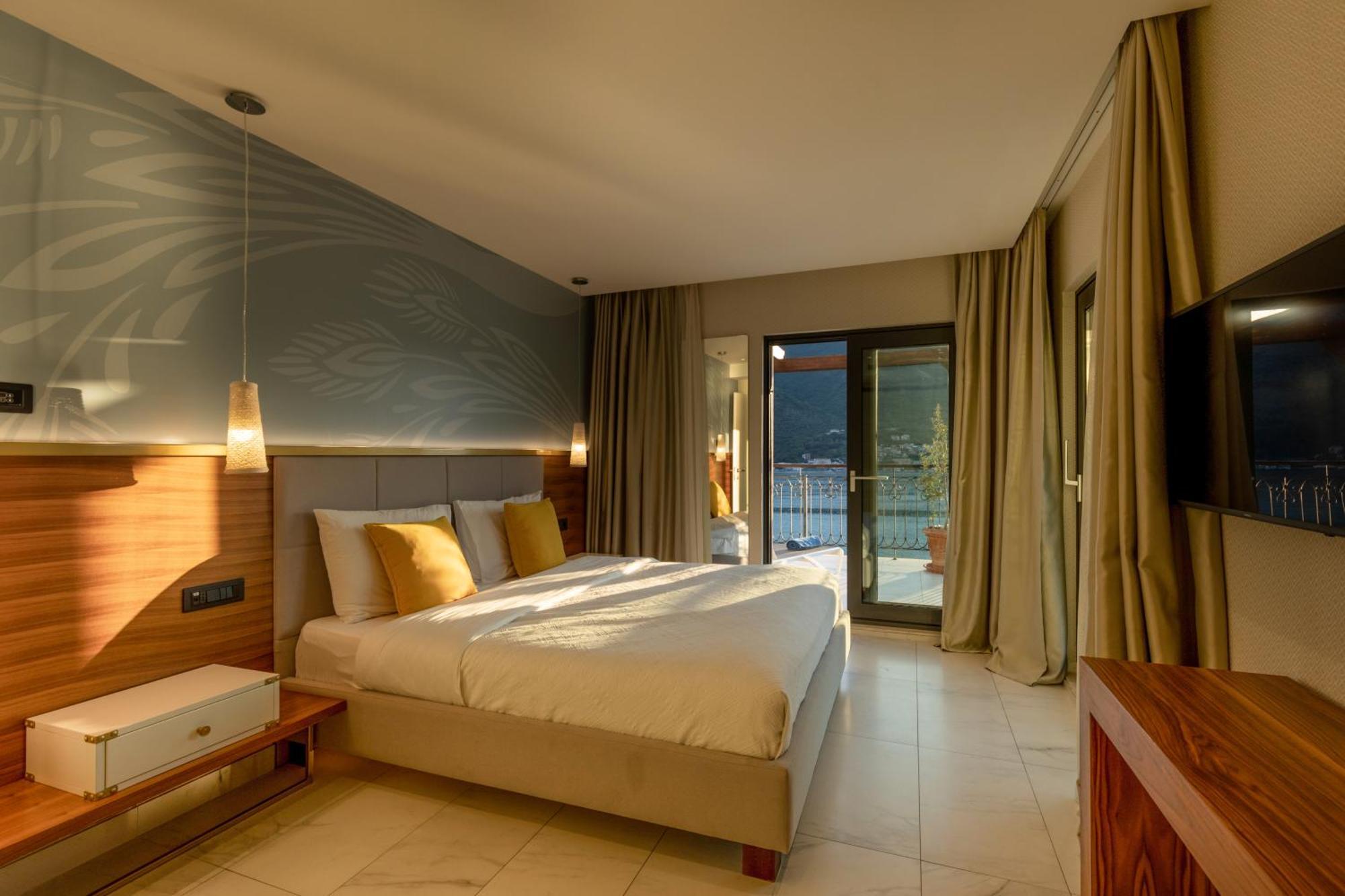 Huma Kotor Bay Hotel And Villas Rom bilde A room at the hotel