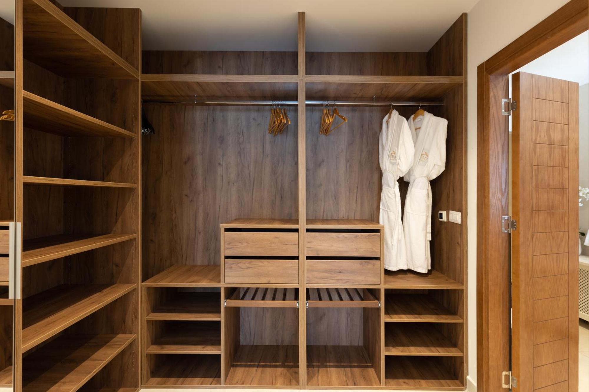Huma Kotor Bay Hotel And Villas Rom bilde A walk-in closet