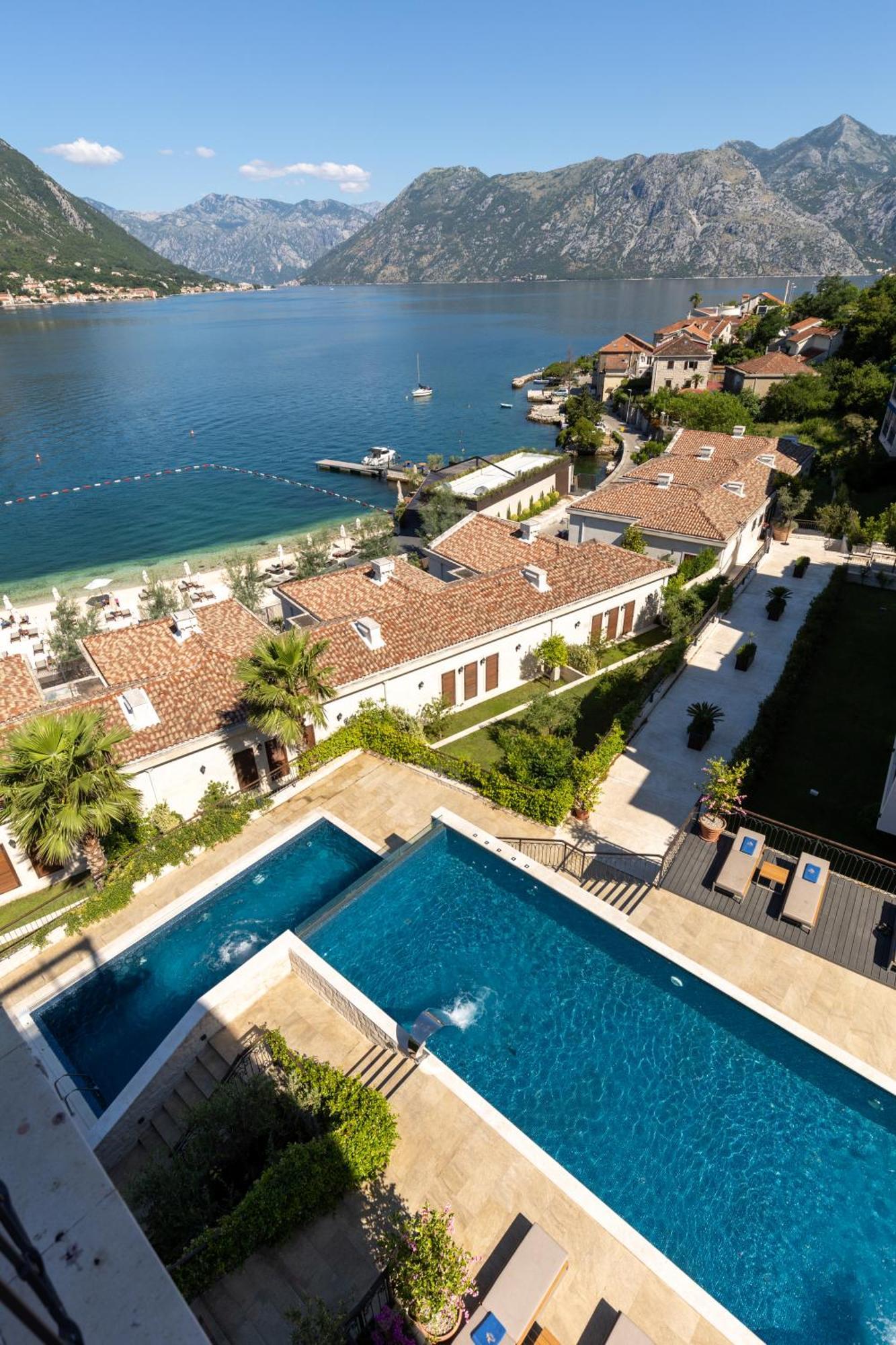 Huma Kotor Bay Hotel And Villas Rom bilde Aerial view of the hotel